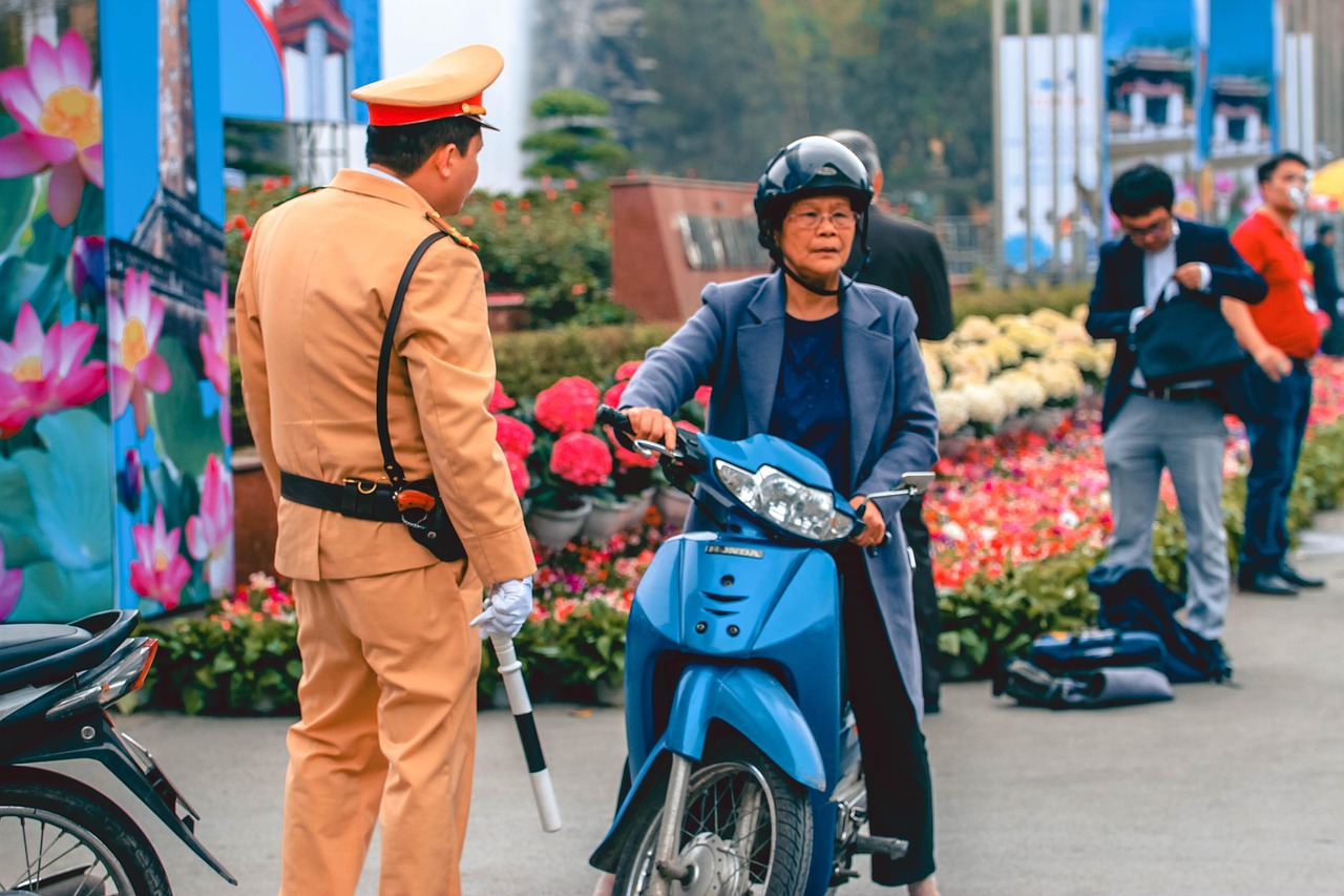 后排抱着宝宝交警会管吗.后排抱孩子超载