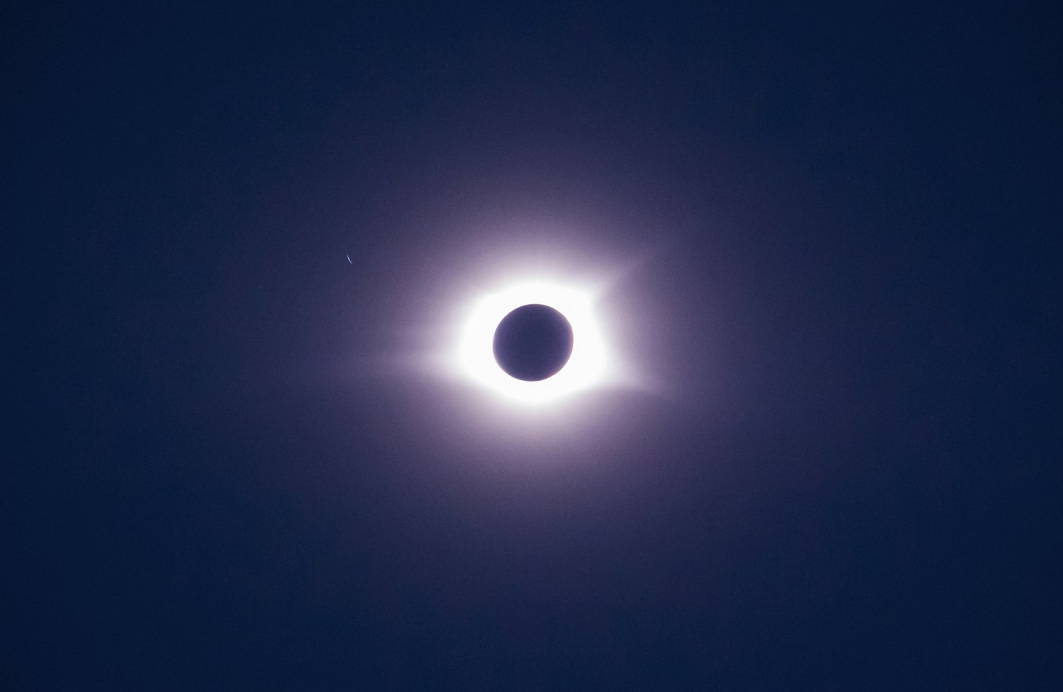 太阳地球月亮三者有什么关系〃地球太阳月亮三者运行关系